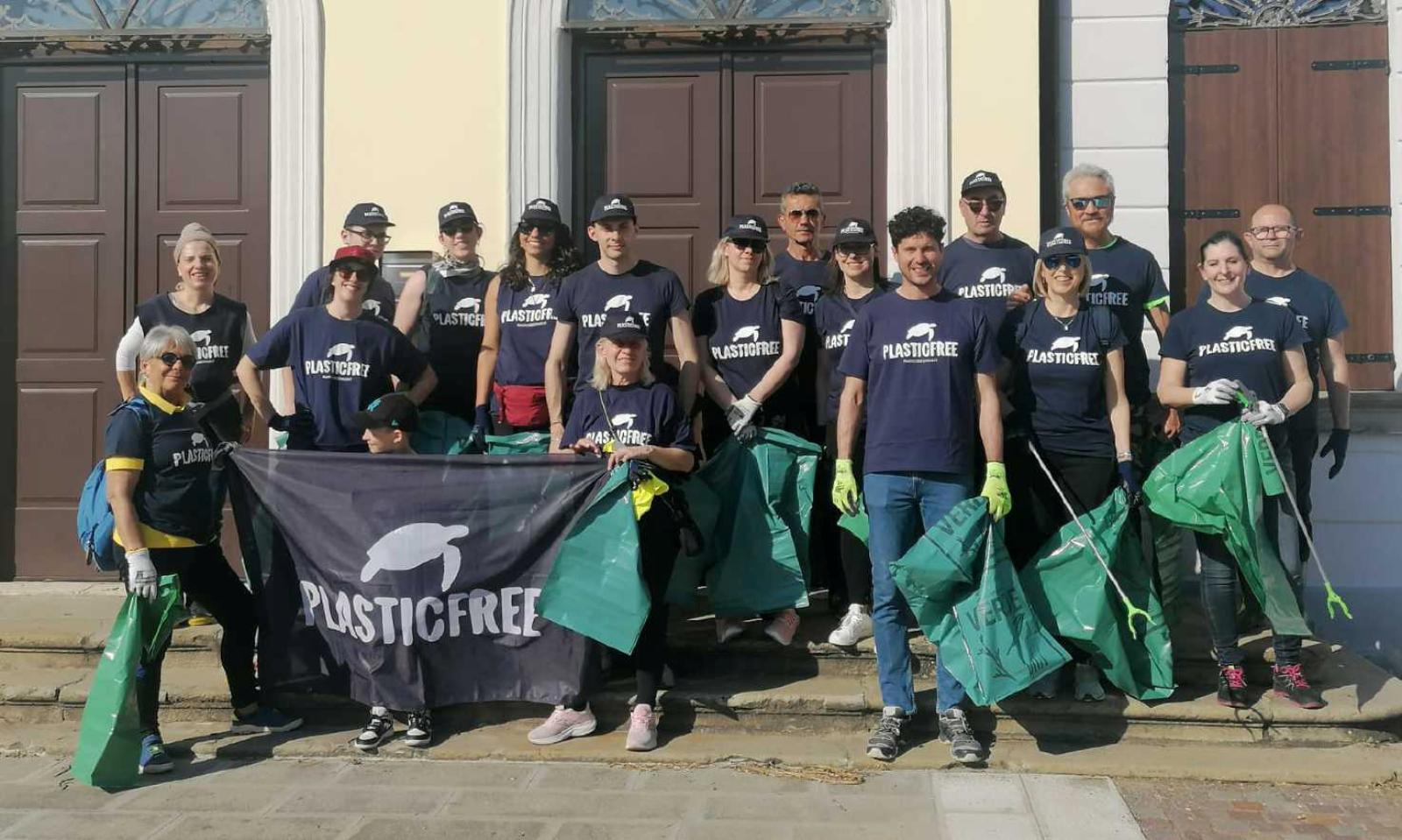 40 sacchi di rifiuti raccolti