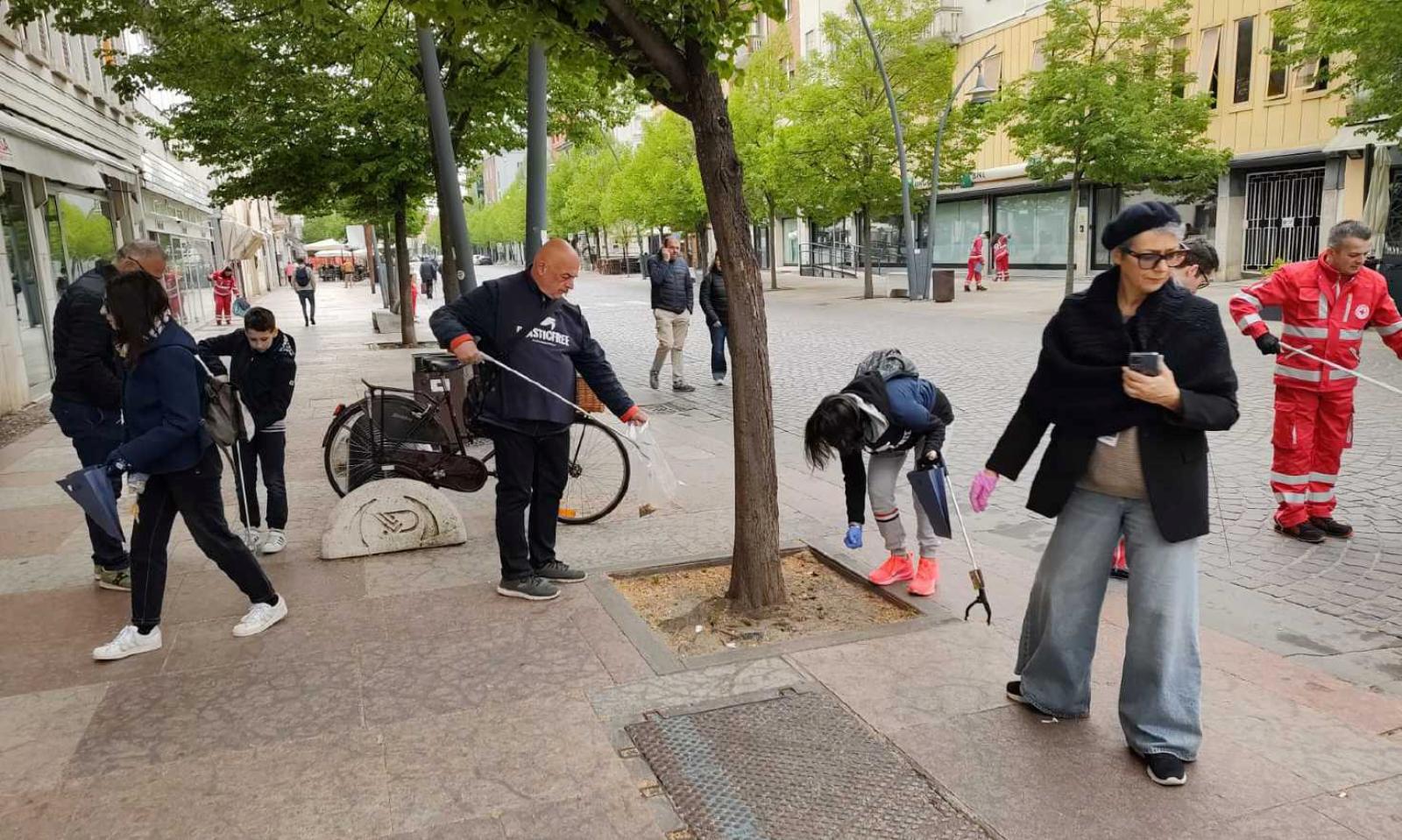 6.500 mozziconi e rifiuti