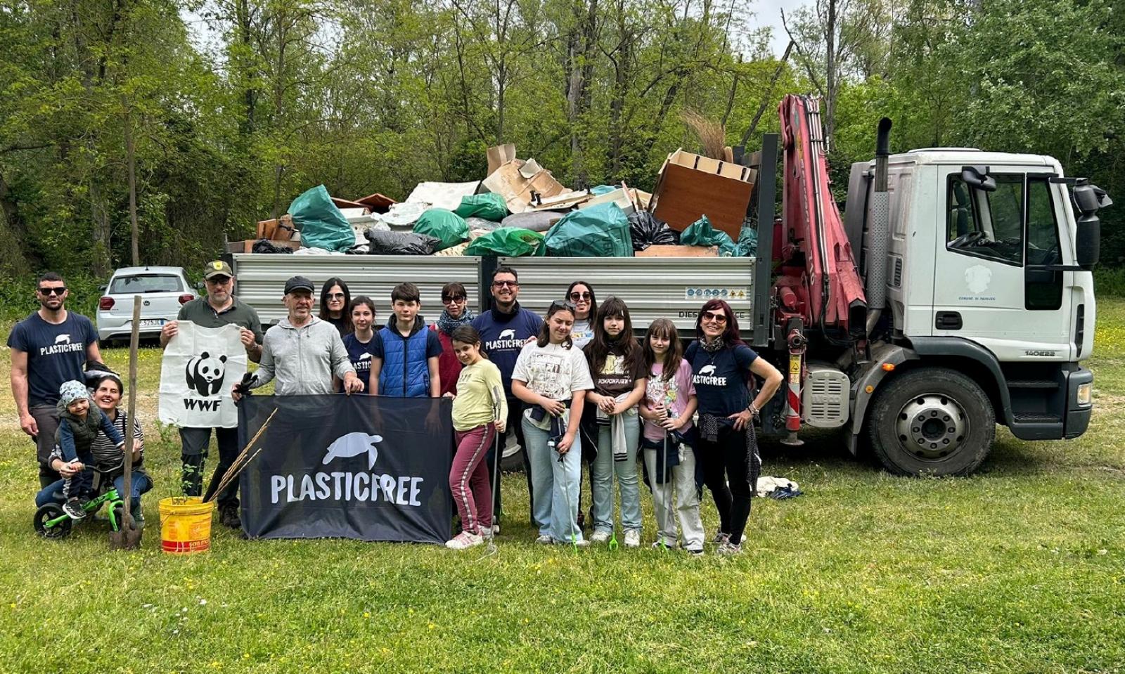 Riempito un camion di rifiuti