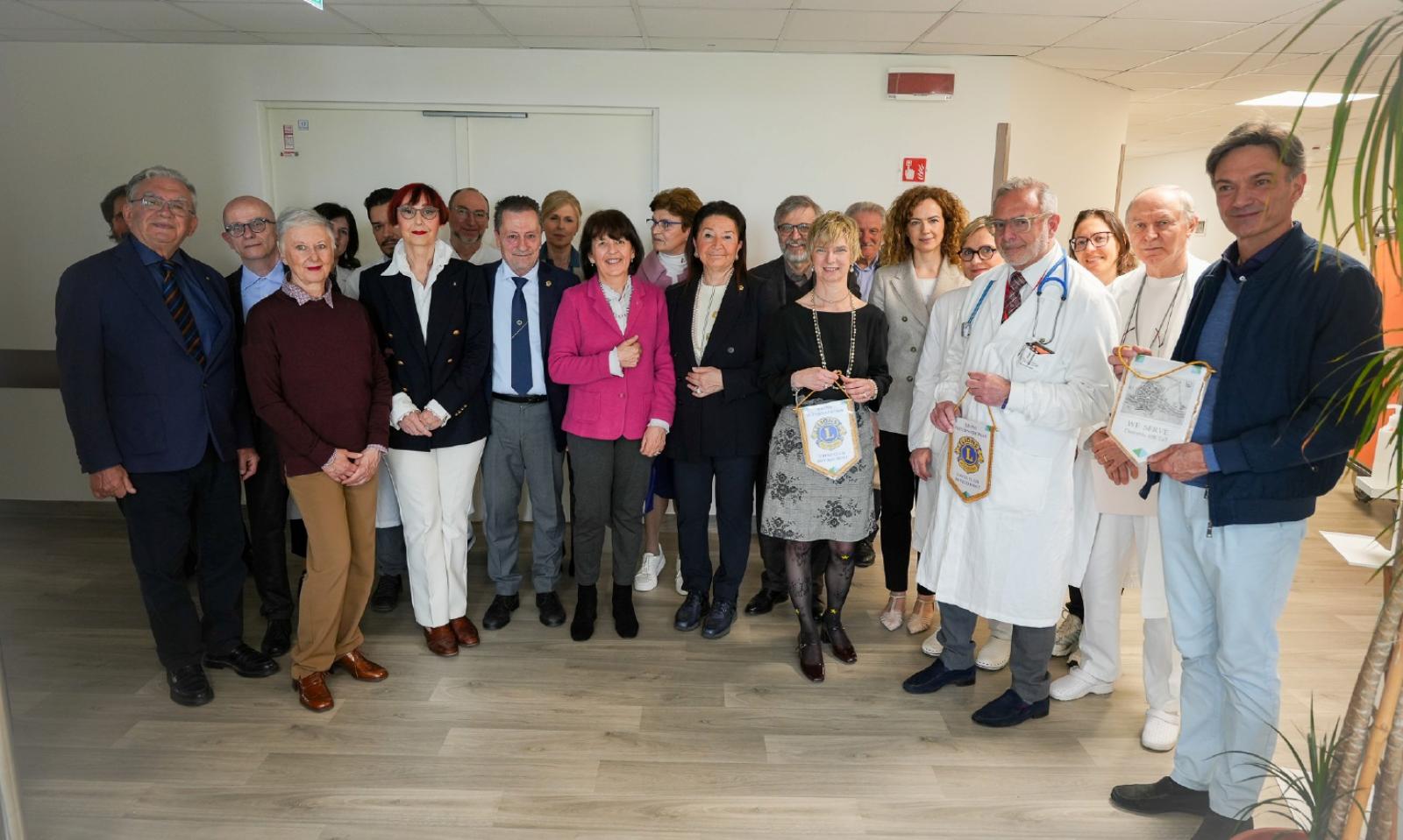 Abbraccio tra arte e cura per il bene dei pazienti