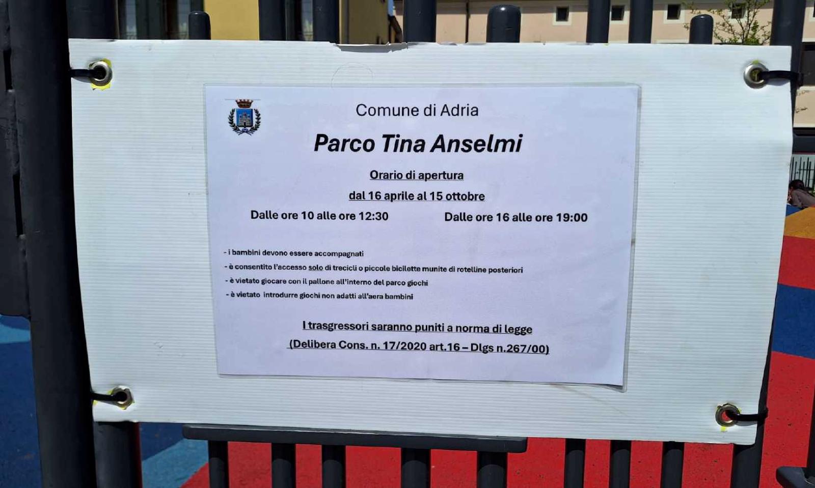 &ldquo;Vietato giocare col pallone al parco&rdquo;