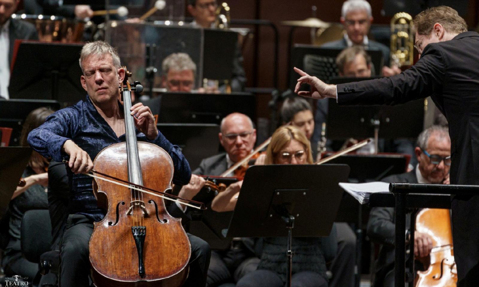 Moser incanta con il violoncello