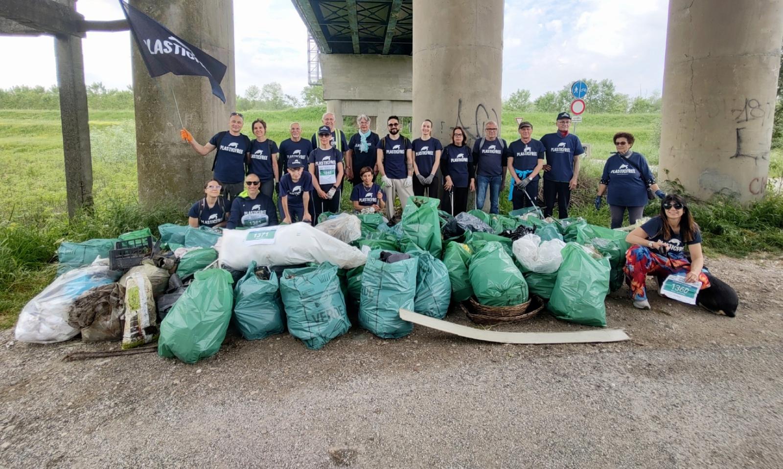 In 600 metri, 650 kg di rifiuti