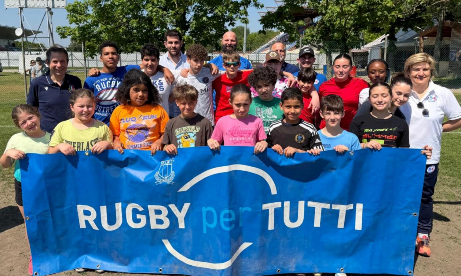 La palla ovale dalla scuola fino al campo 