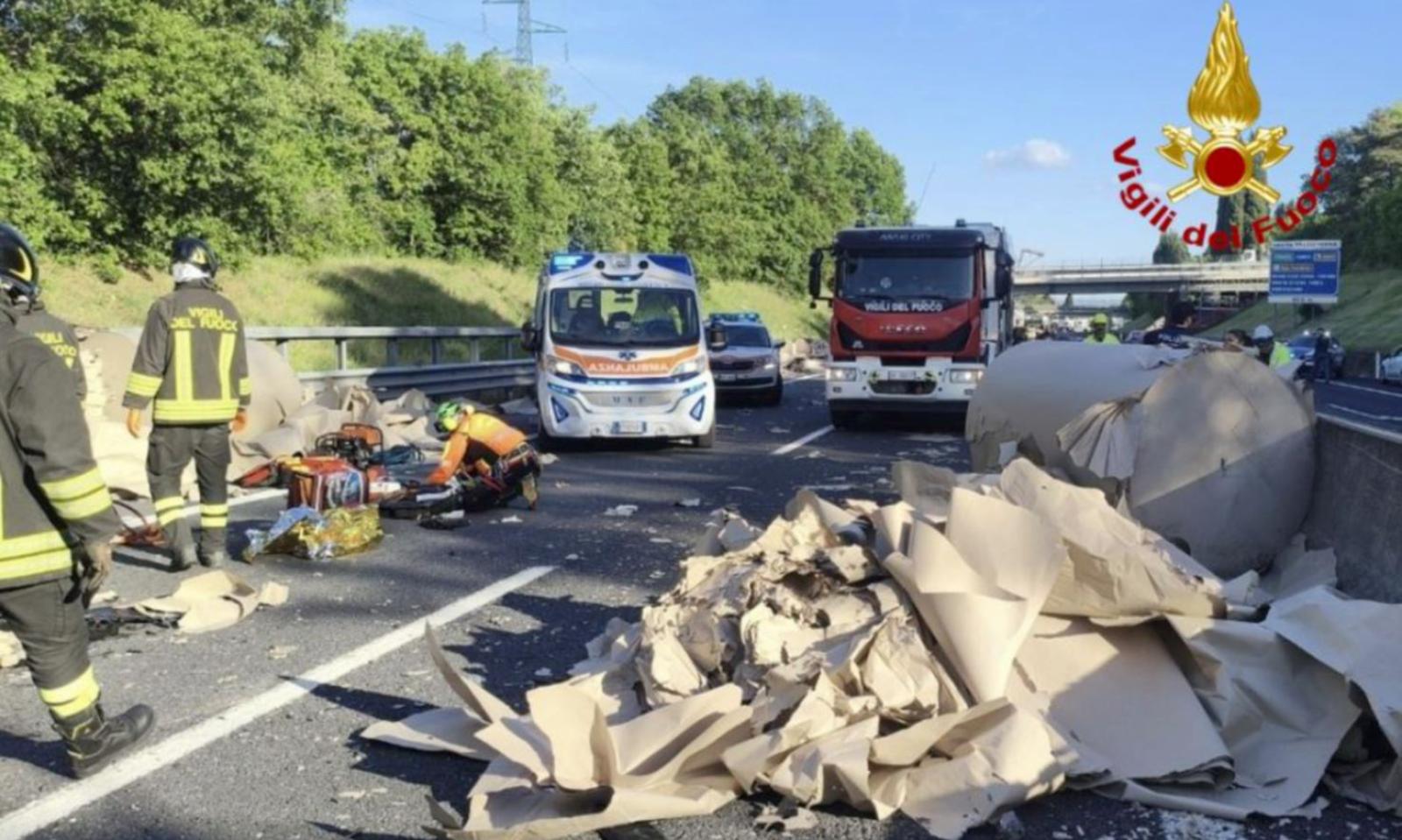 Tir perde il carico che finisce su un&rsquo;auto, due feriti gravi
