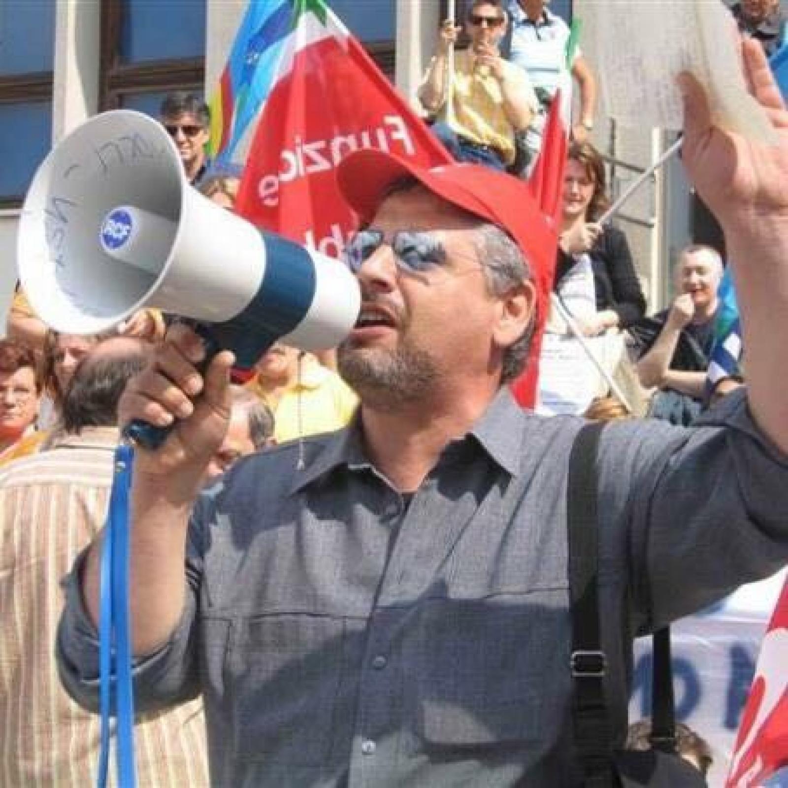 "Li avete umiliati e penalizzati. Ora tengono in piedi il Paese. Ora rispettateli"