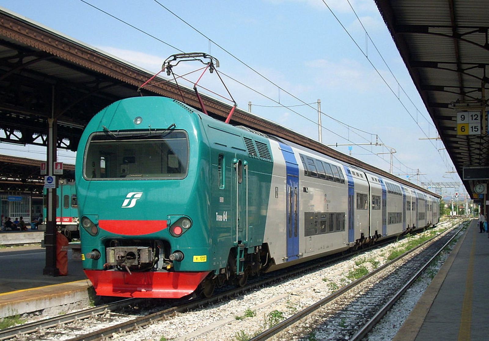 Fiamme, fumo e paura sul treno in stazione