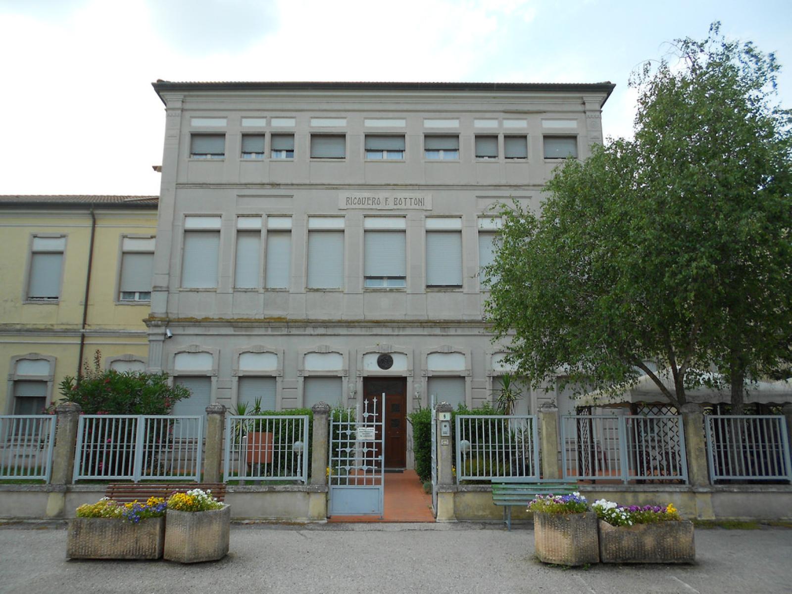 "Lavoratori senza stipendi. E il sindaco non risponde"