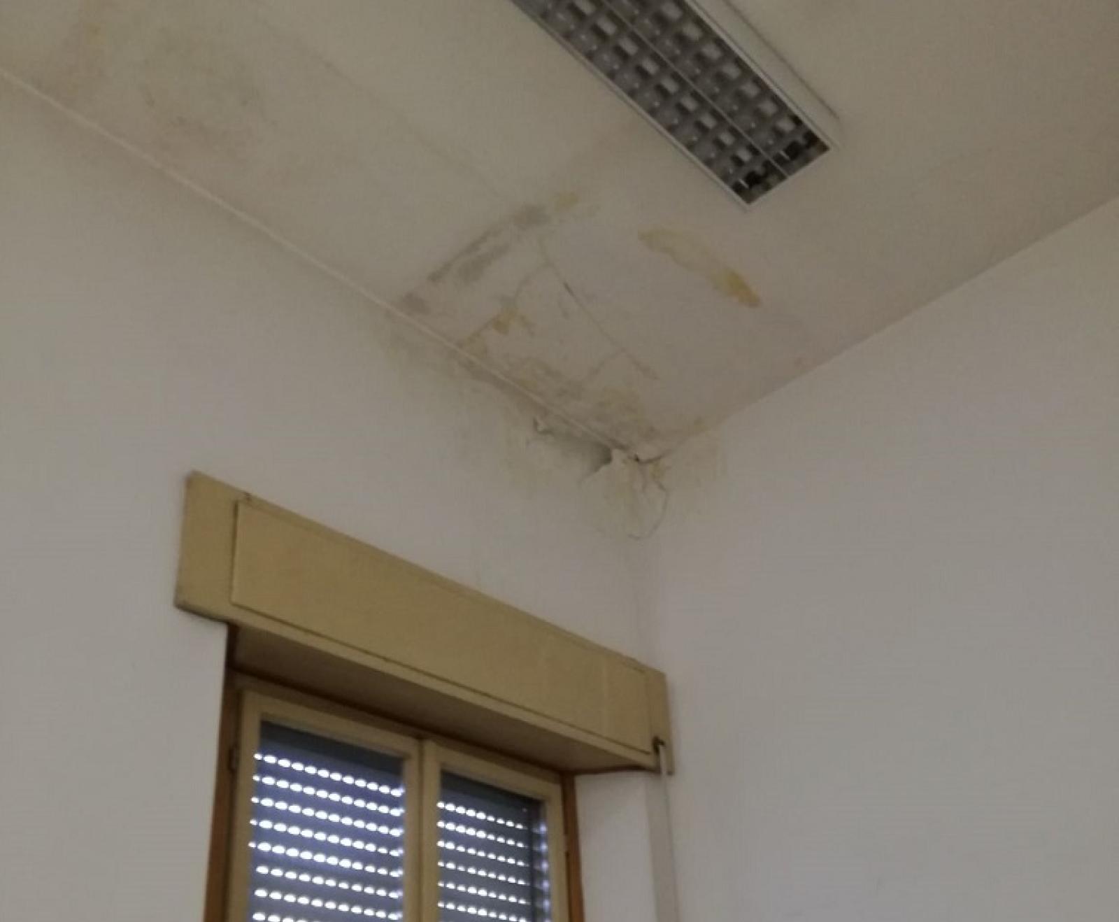 Infiltrazioni d'acqua alla primaria da poco ristrutturata