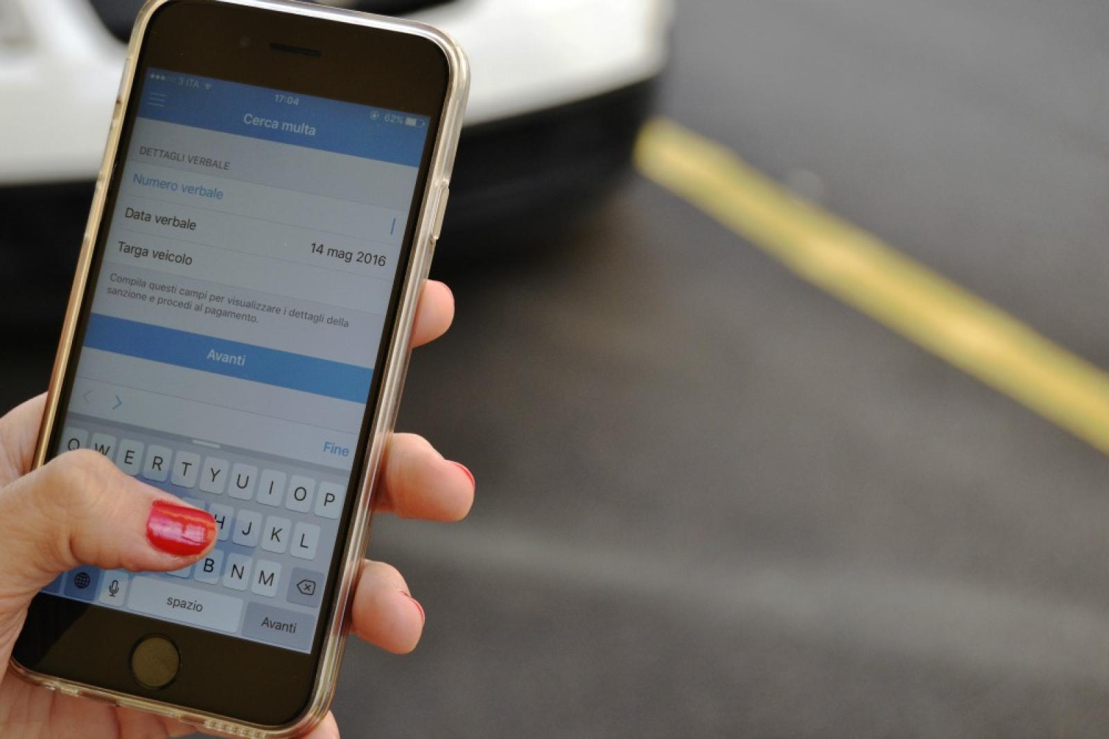 Rubano il cellulare a 16enne, due giovani in manette