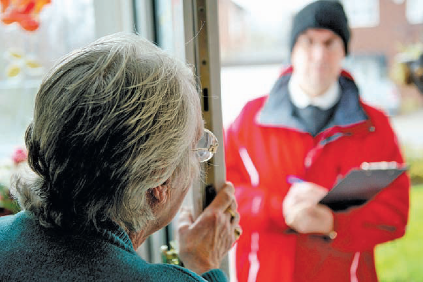 "Attenzione sta per scoppiare tutto", anziani terrorizzati dai ladri