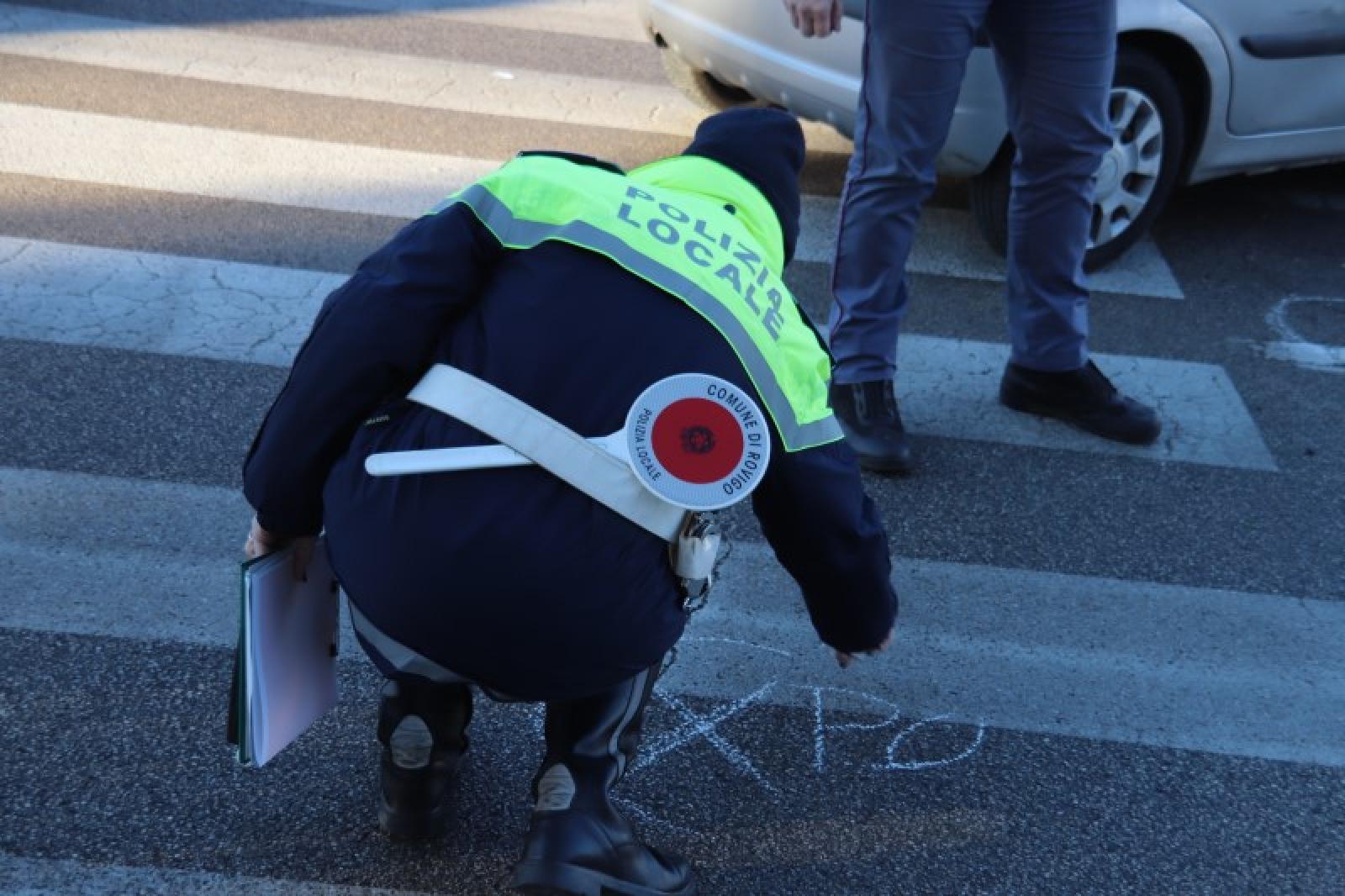 incidente ponte marabin ciclista investita polizia locale auto bici (15)