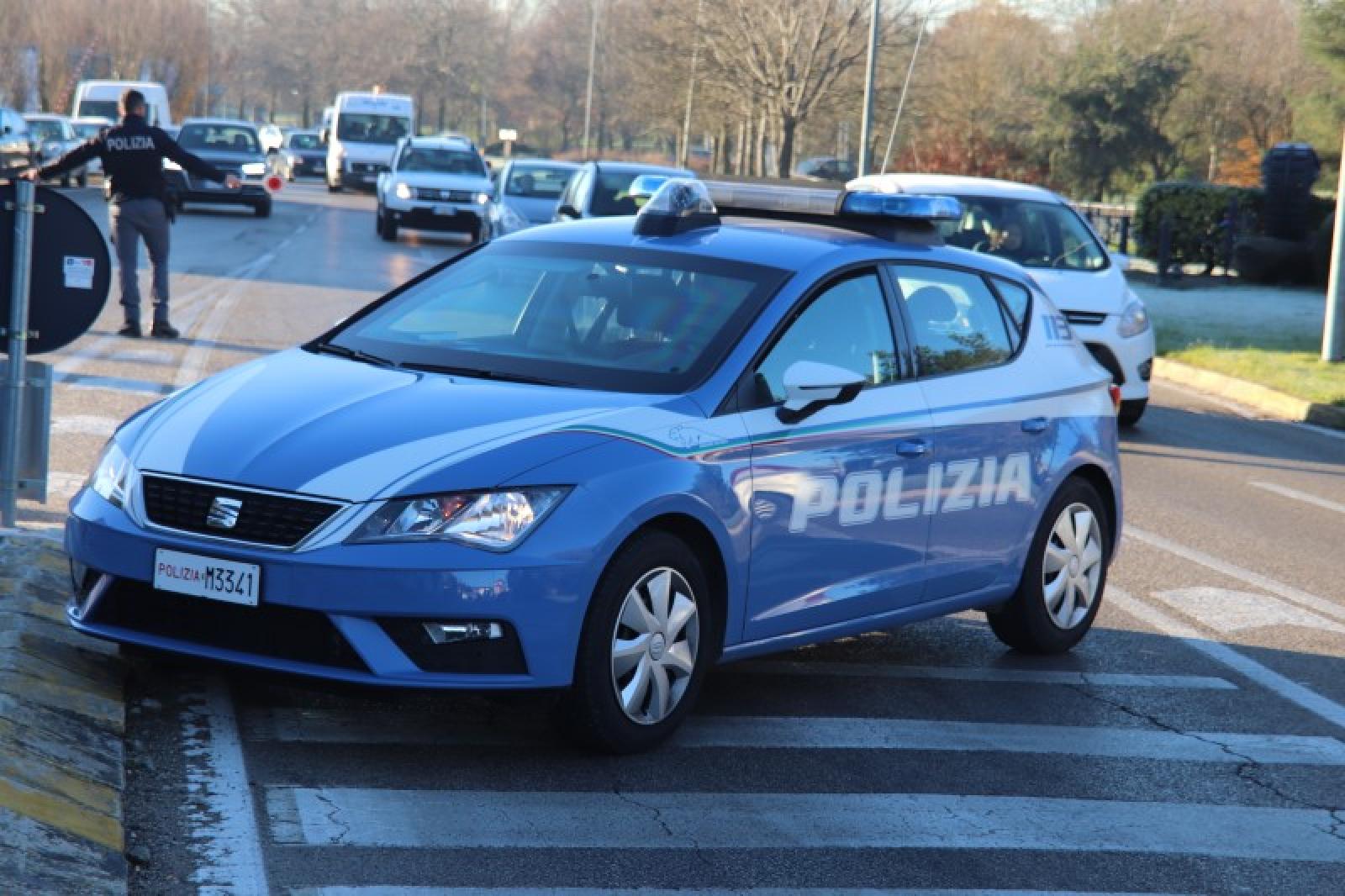 Forzano il posto di blocco, fermati dopo un folle inseguimento