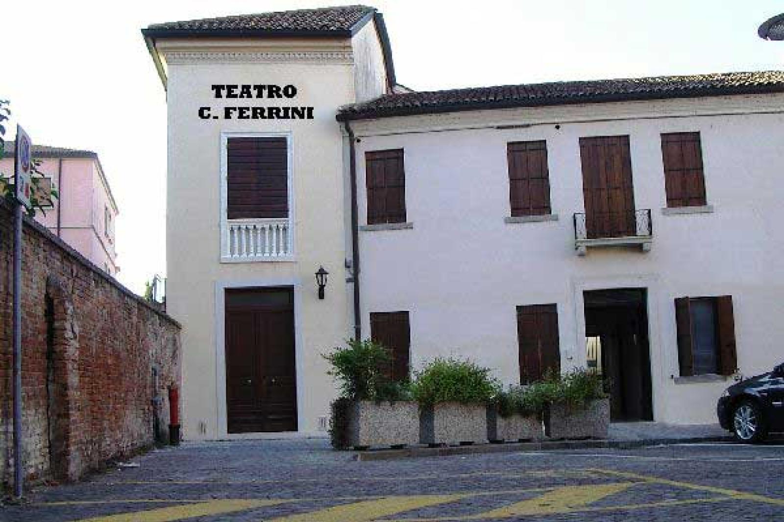 Il teatro Ferrini si tinge di giallo