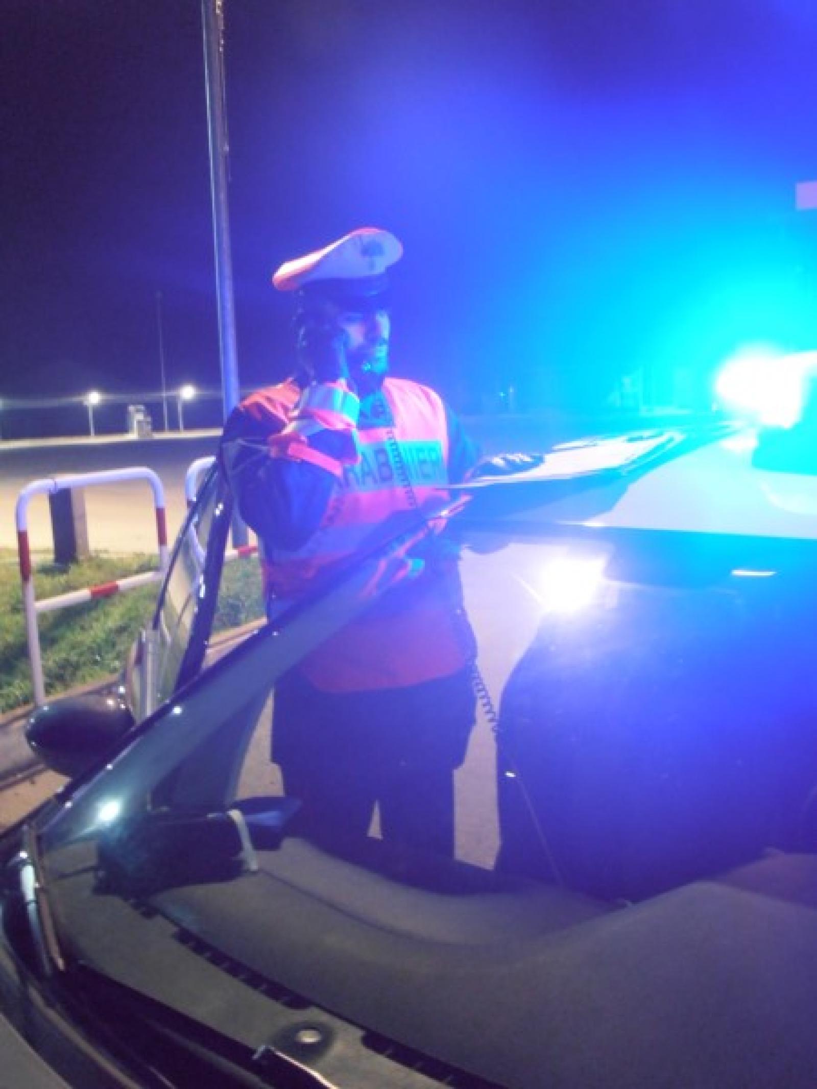 In barba al coprifuoco, beccato in giro con la droga in tasca