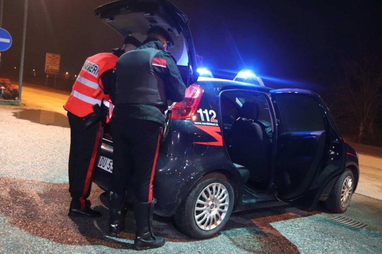 Ubriaca si schianta sul cancello della cantina sociale