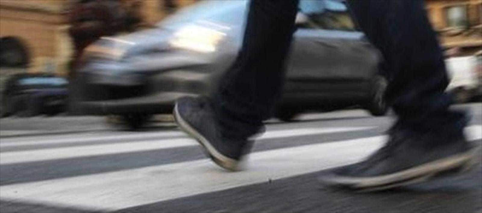 Il pedone che attraversa la strada distratto dal cellulare &egrave; responsabile