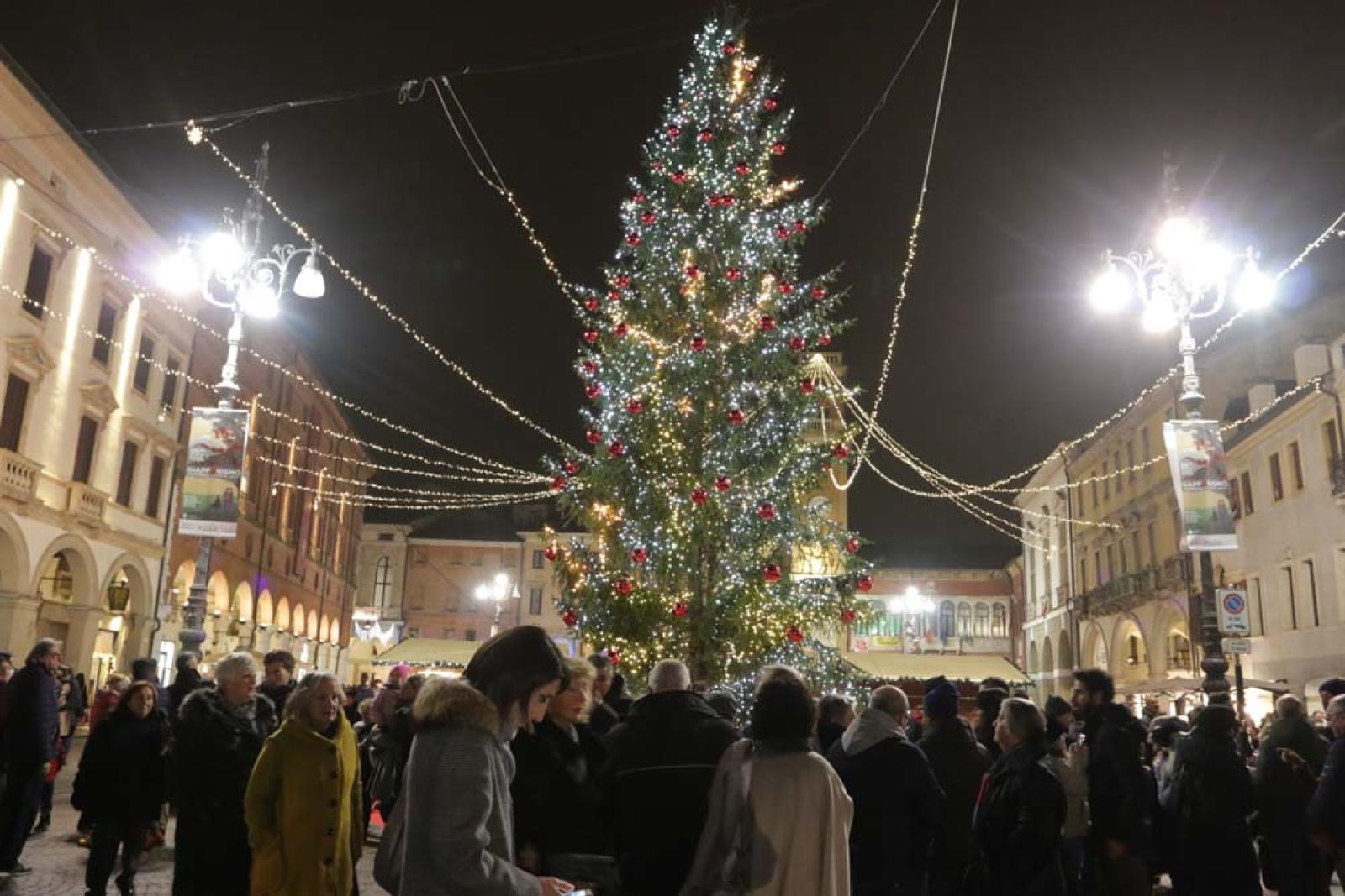 Natale 2019 piazza vittorio inaugurazione 20191130190629_IMG_9719