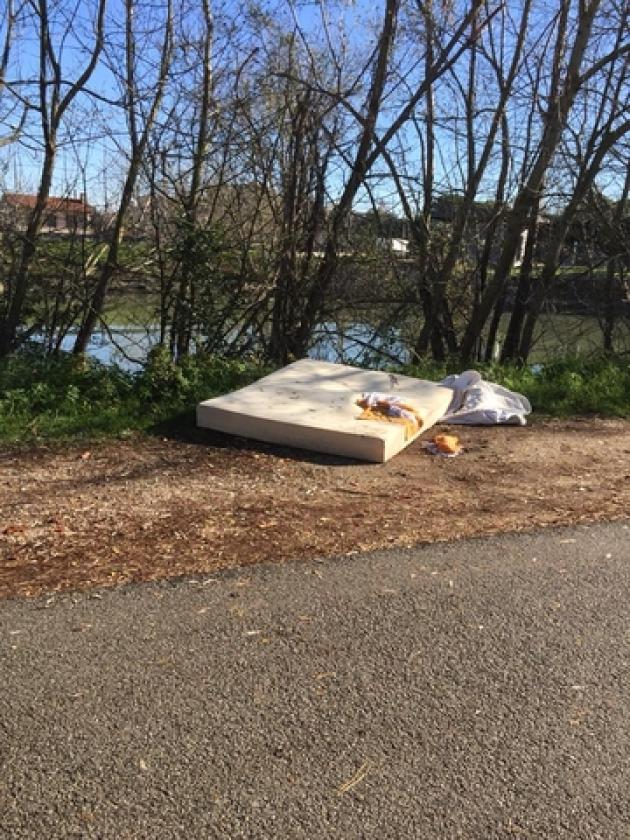 RIVIERA Una materasso lungo il Canalbianco