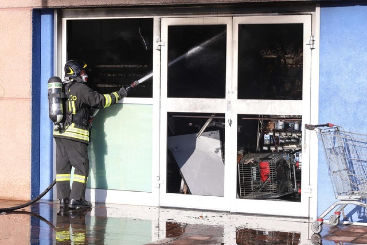 Incendio New Look Market Cinergia La Fattoria (19)