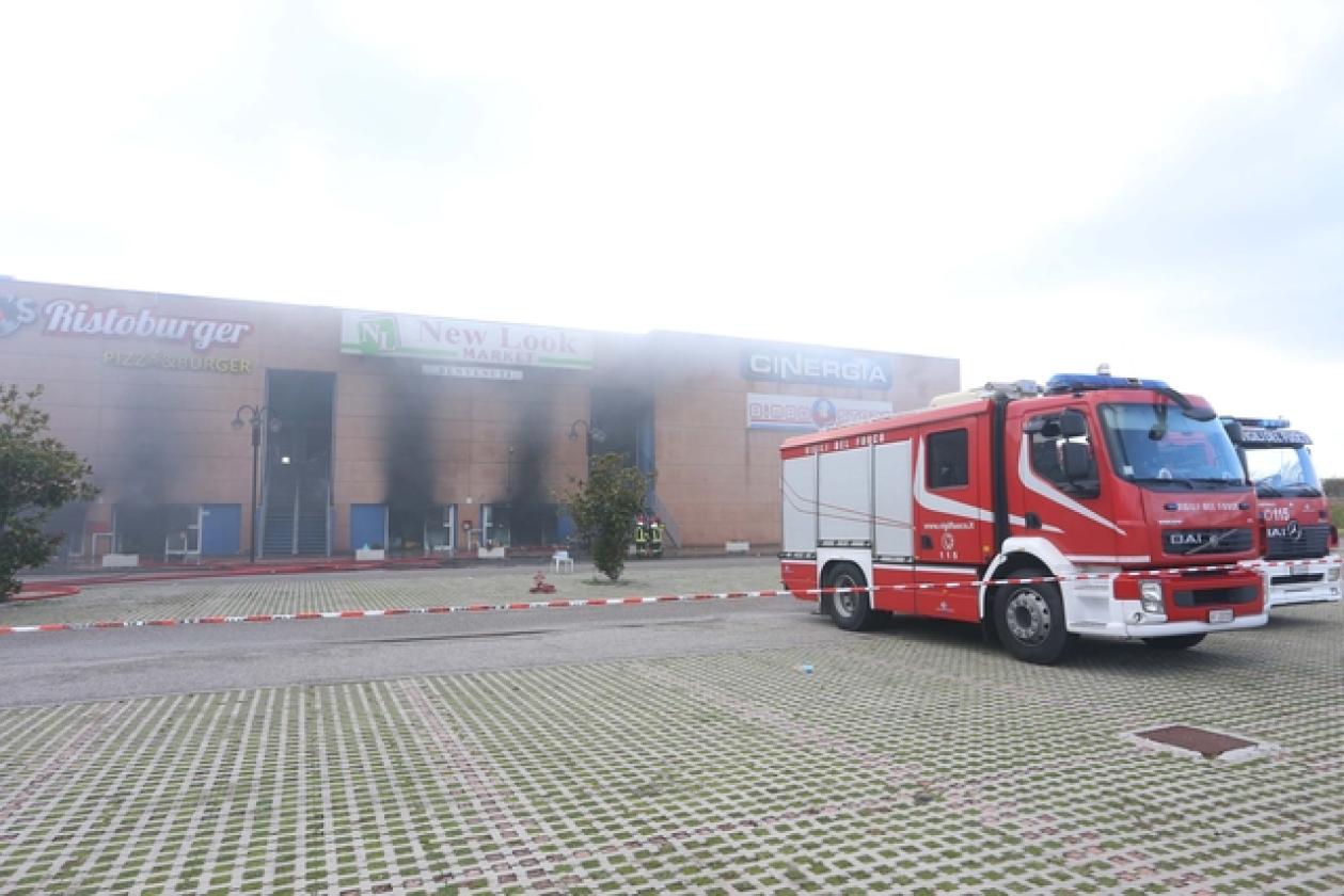 Incendio New Look Market Cinergia La Fattoria (22)
