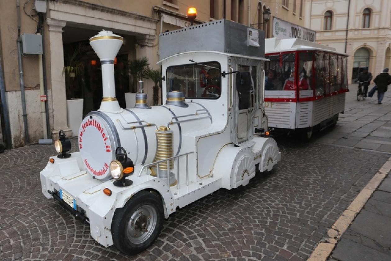 Mercatini Piazza Vittorio Trenino 1
