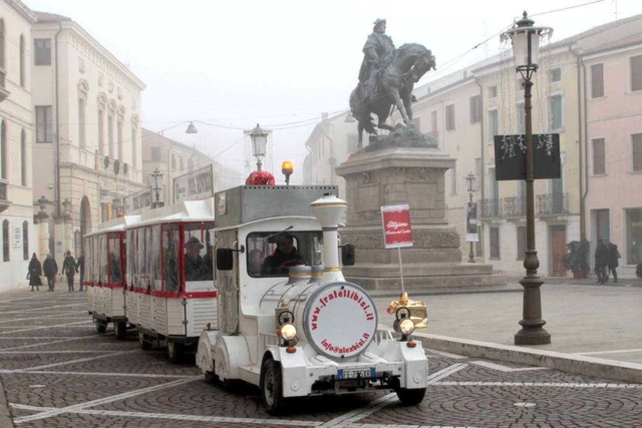 Piazza Vittorio Natale Trenino 9