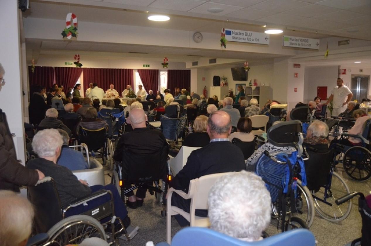 Ospiti casa risposo durante cerimonia