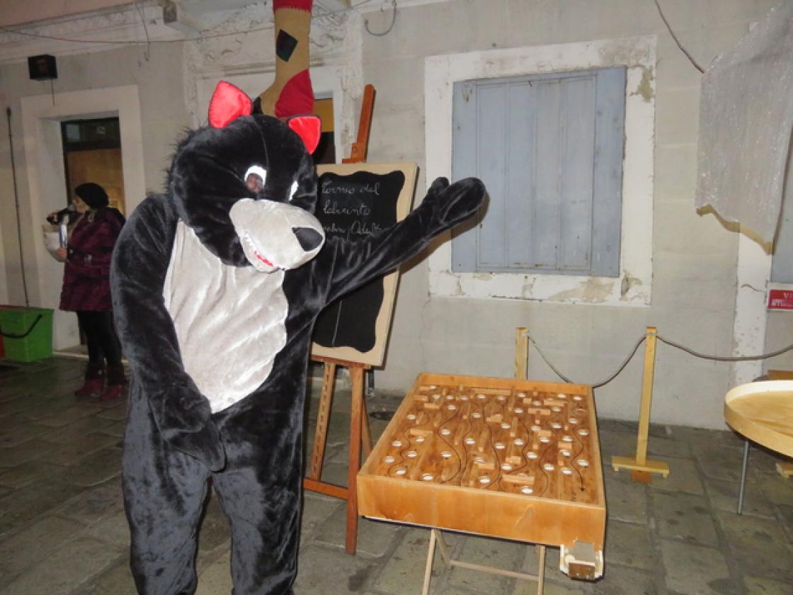 BEFANA La mascotte della befana mostra il labirint