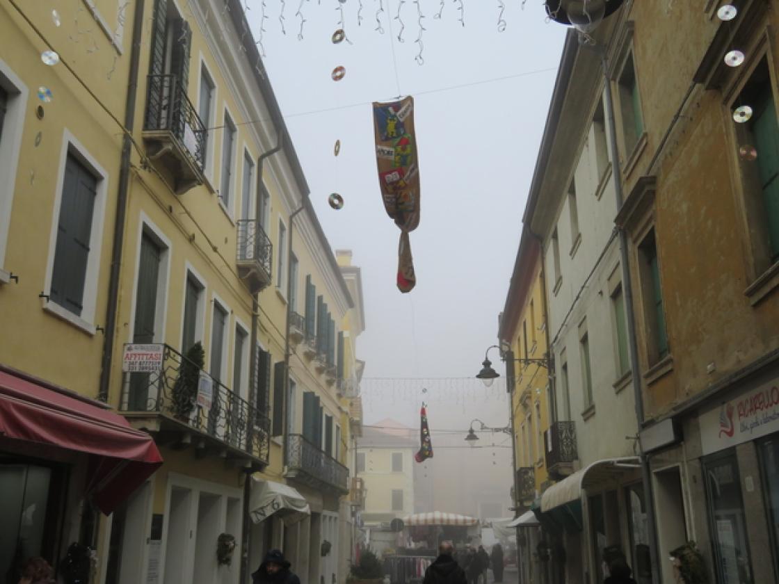 BEFANA Le calze lungo il corso