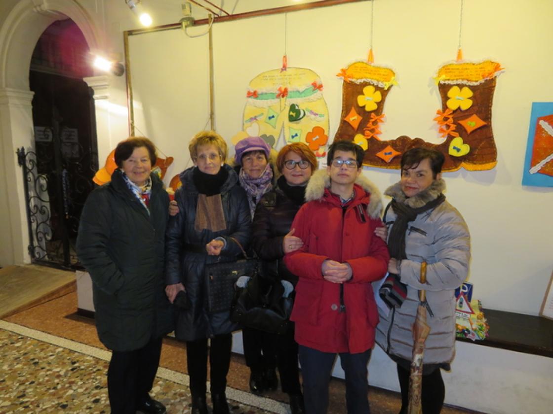 BEFANA Le volontarie che segono la mostra deglia a