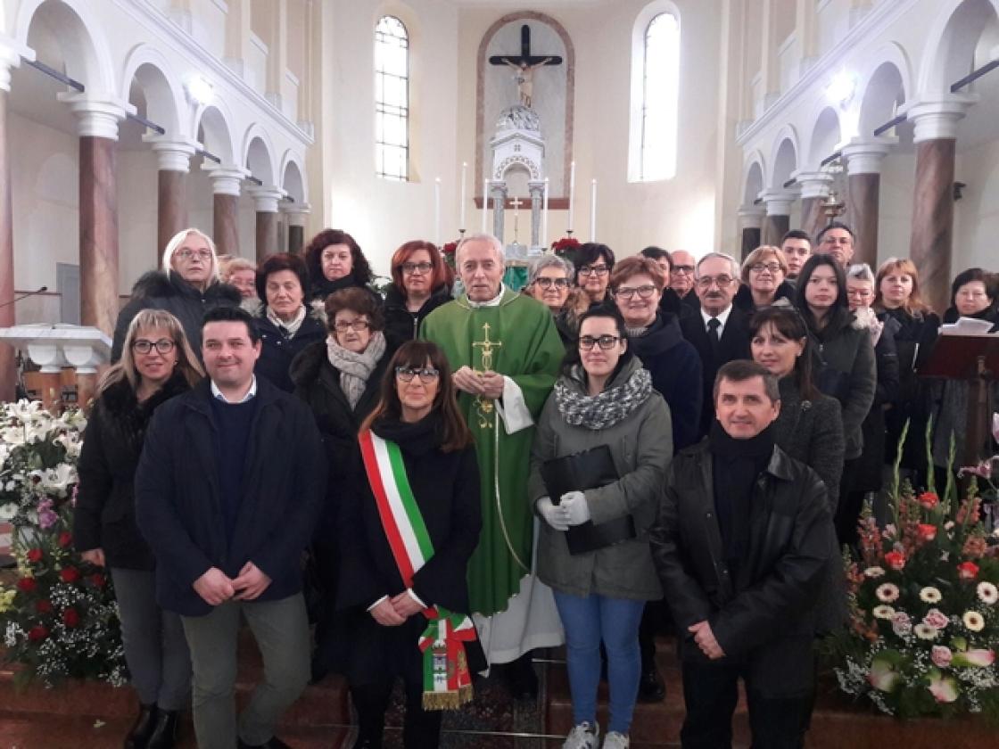 CA' EMO Il coro parrocchiale ringrazia il sacerdot