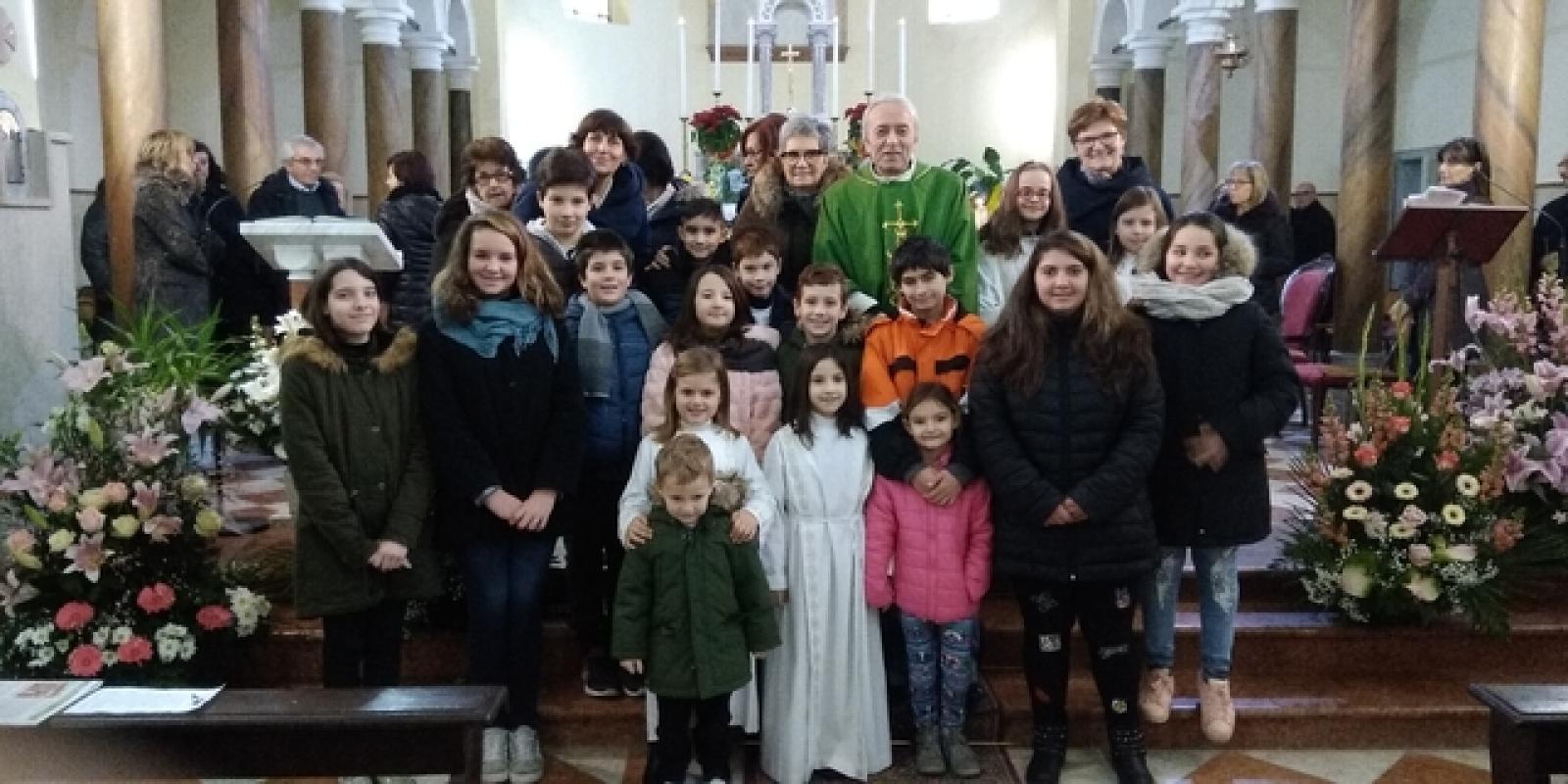 CA' EMO Il parroco tra i 'suoi' bambini