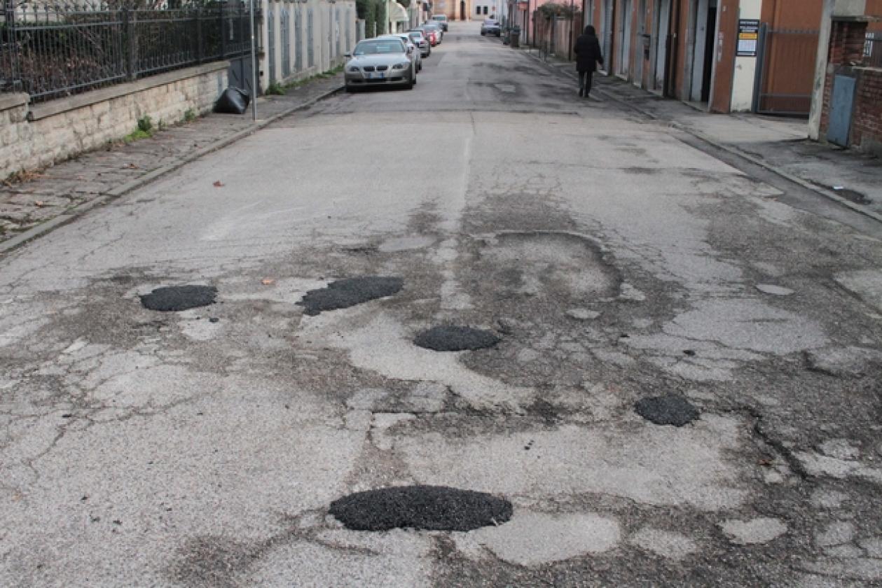 Via Fiume buche 1