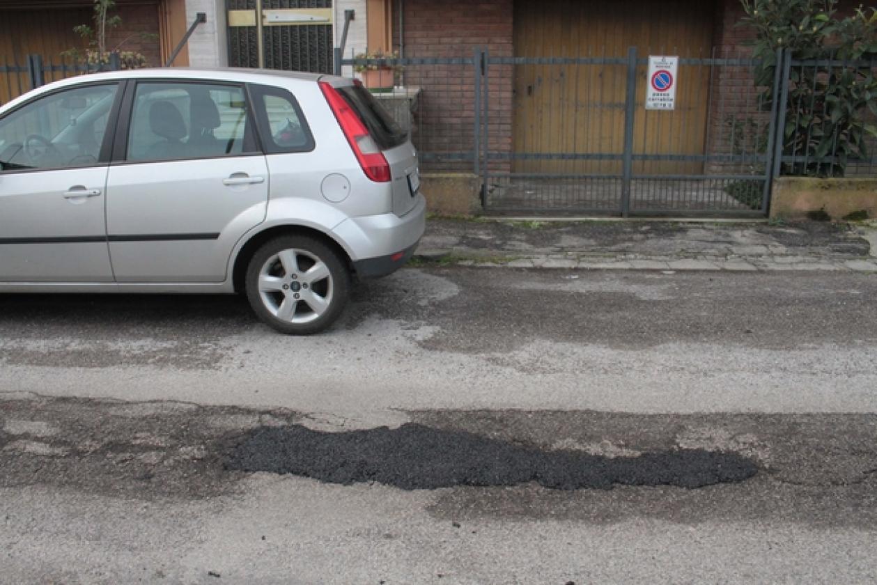 Via Piave buche