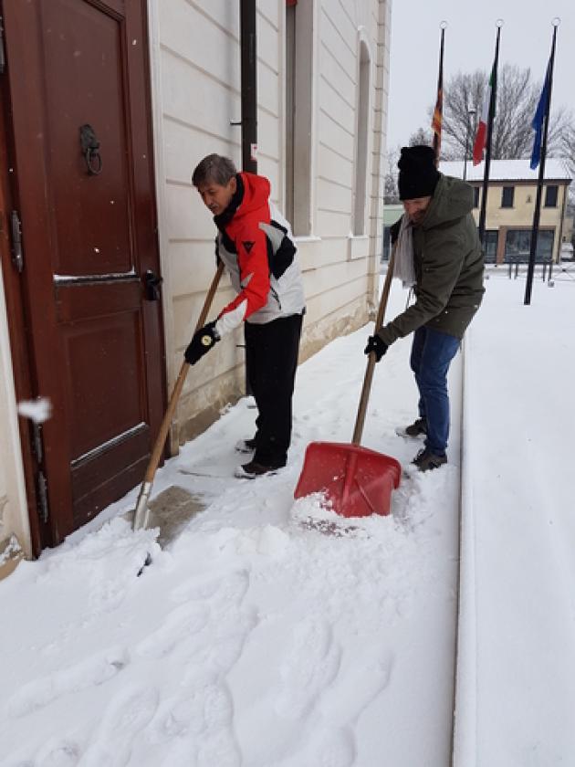 Giacciano sindaco spala neve