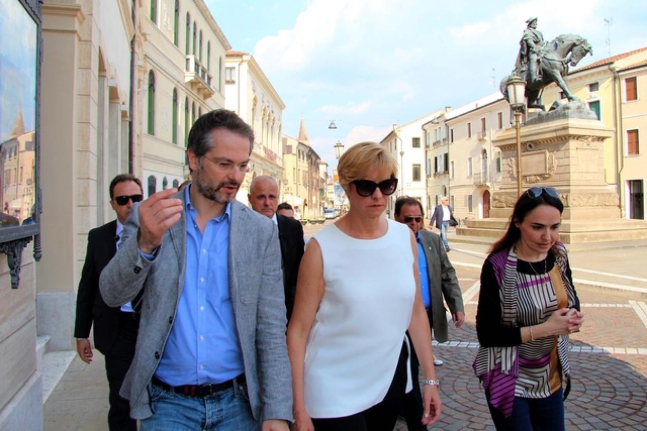Roberta Pinotti Ministro della Difesa & Nadia Rome
