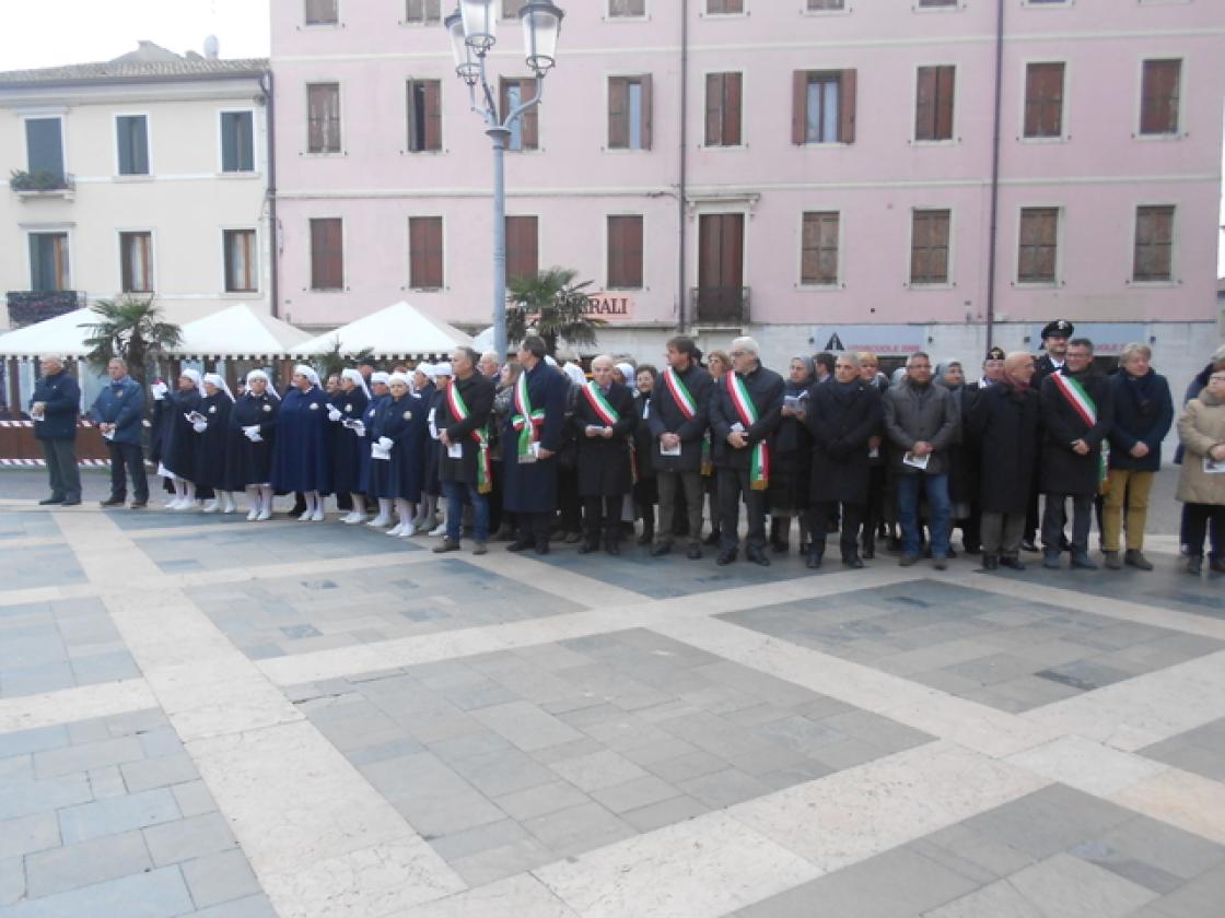 GIUBILEO Autorità civili e militari sul sagrato