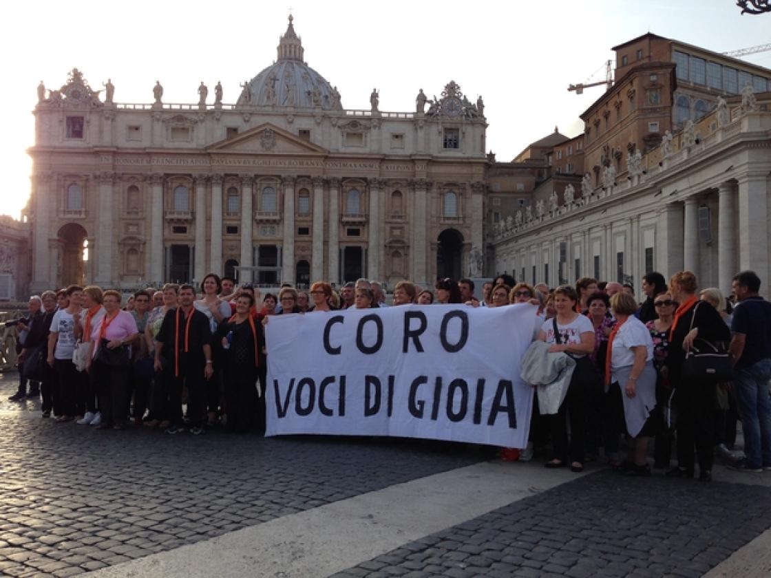 CA' EMO Il coro parrocchiale in piazza San Pietro