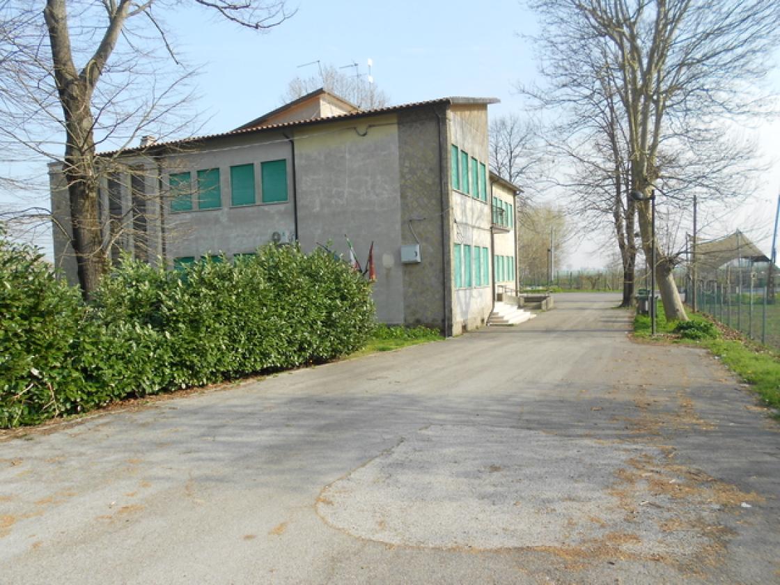 FASANA L'ex scuola con il campo sportivo