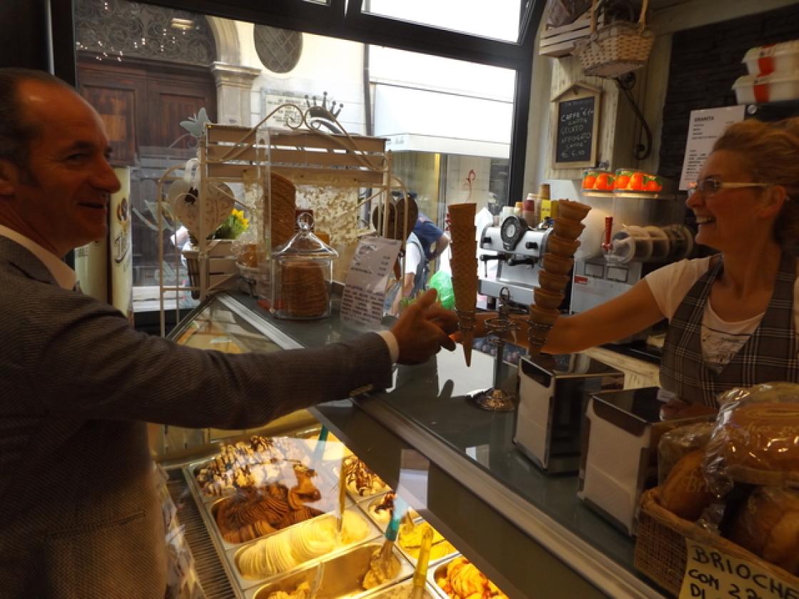 Una stretta di mano in gelateria