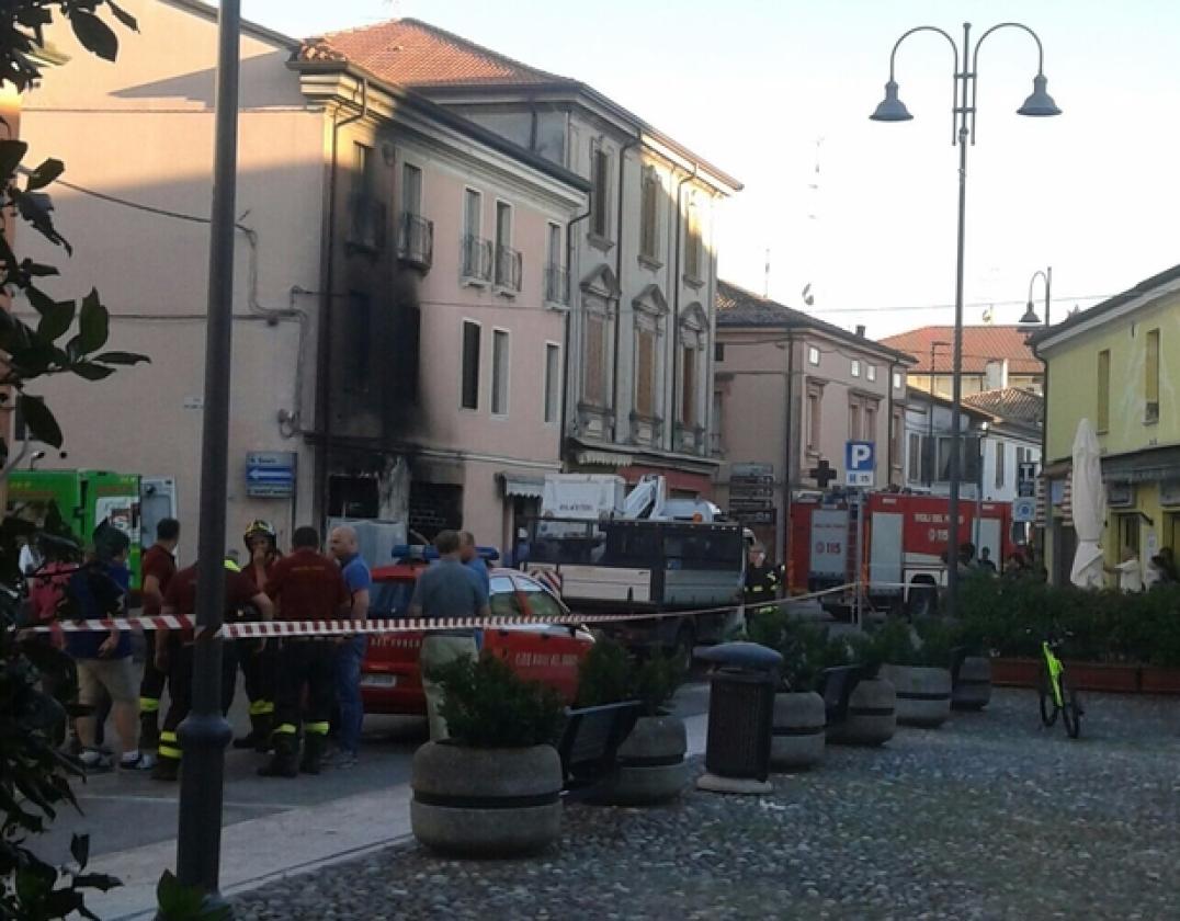 auto incendio castelmassa negozio (1)
