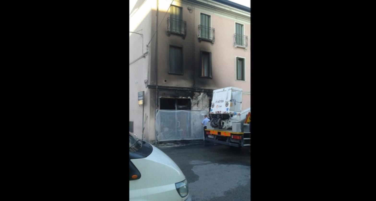 auto incendio castelmassa negozio (3)