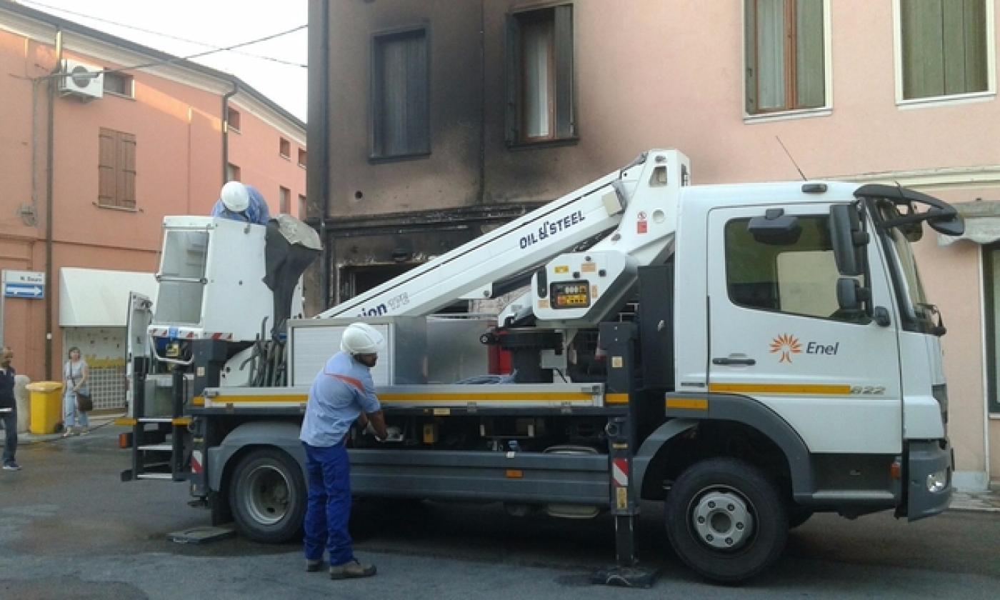 auto incendio castelmassa negozio (5)