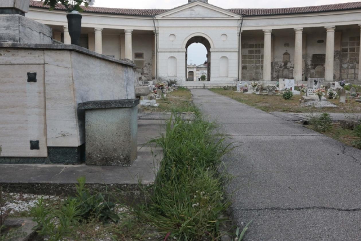 Cimitero 8