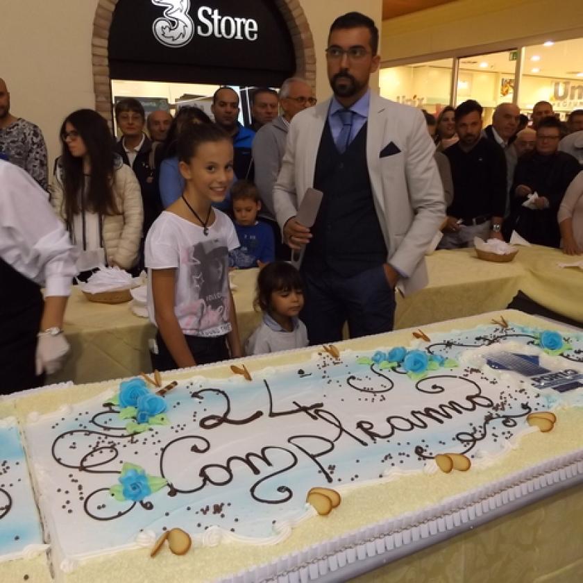 Aurora e Bianca impazienti per assaggiare la torta