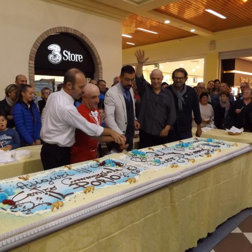 Il taglio della torta del 24^ compleanno