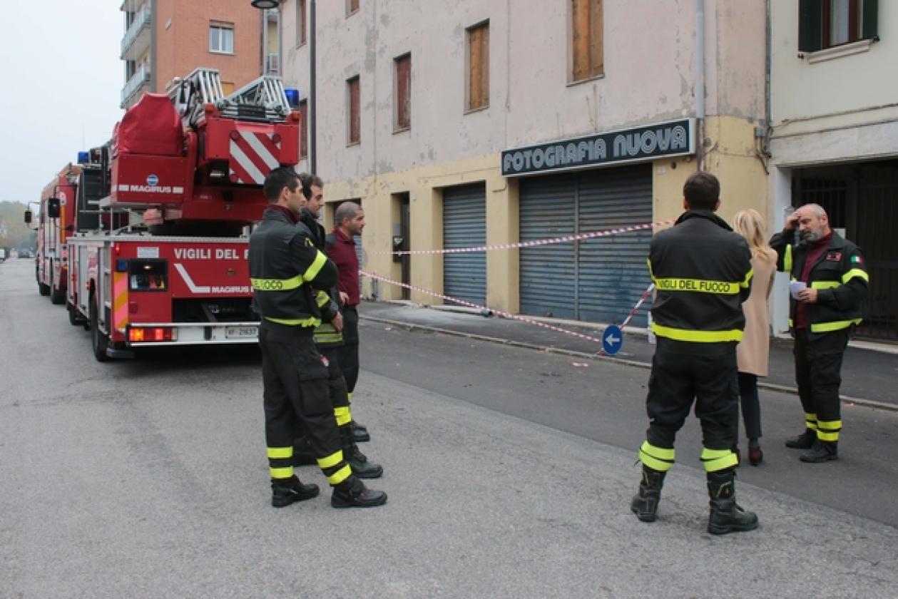 Via Boscolo cornicione palazzo F Nuova 1
