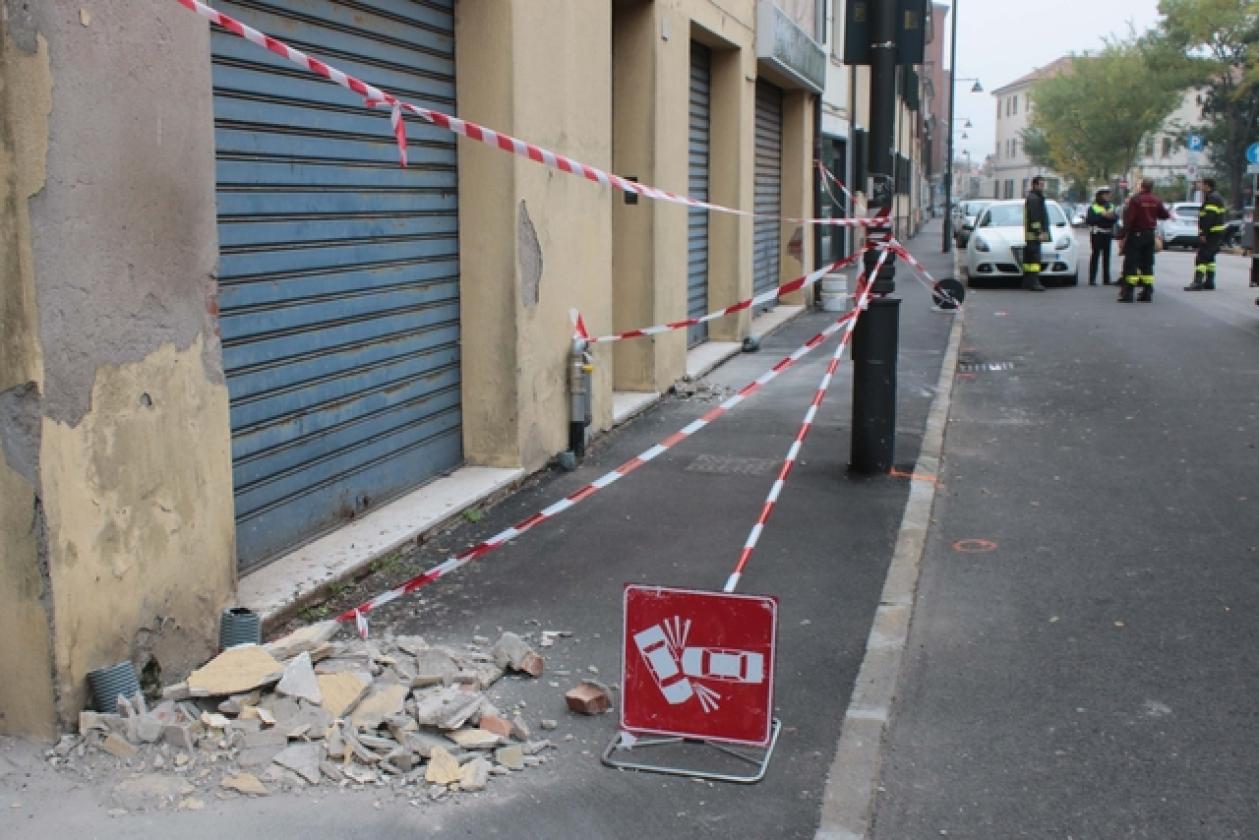Via Boscolo cornicione palazzo F Nuova 7