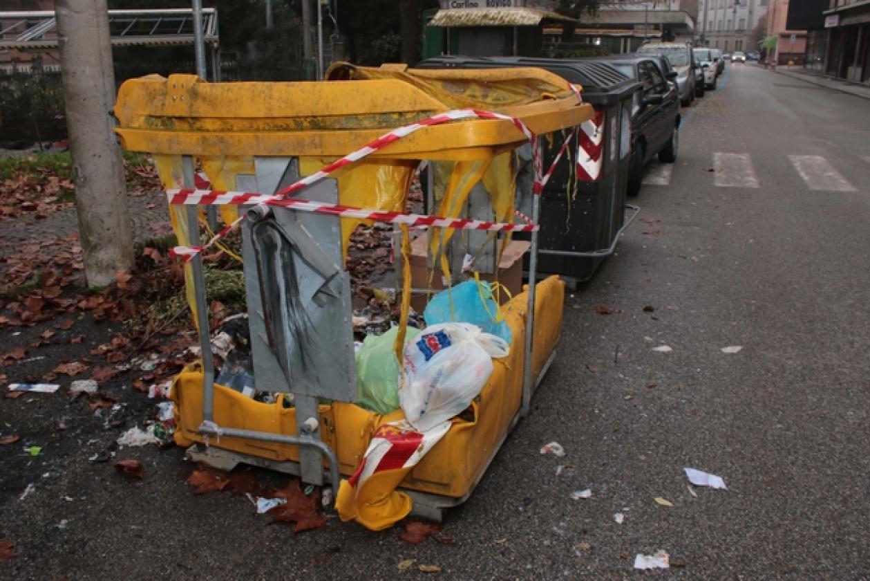 Cassonetti Via Umberto I 2